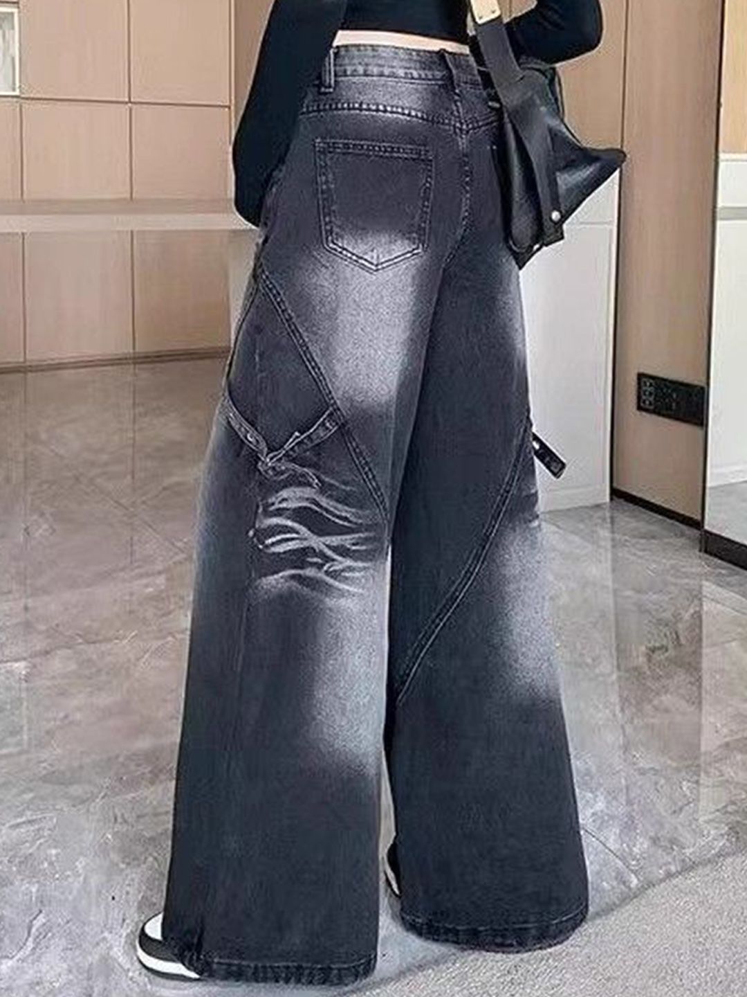 Women Baggy Fit Mid-Rise Light Fade Jeans