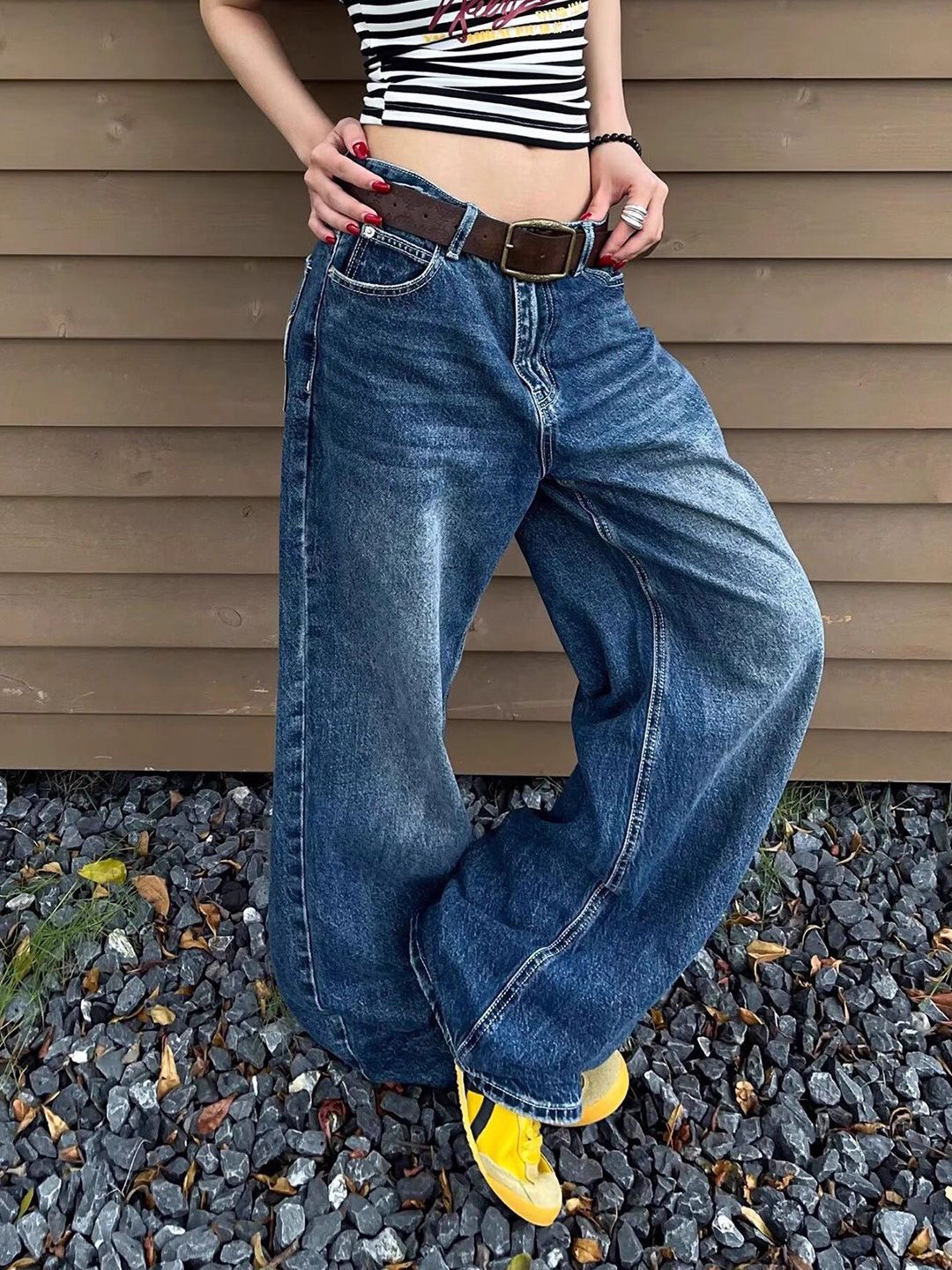 Women Cotton Mid-Rise Low Distress Light Fade Baggy Fit Jeans
