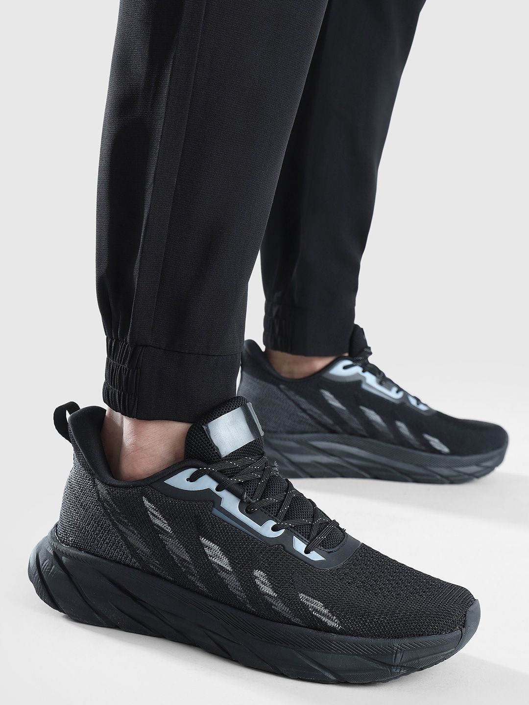Men Tapered Fit Mid Rise Joggers
