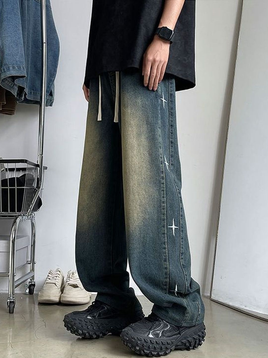 Men Wide Leg Mid-Rise Medium Fade Jeans