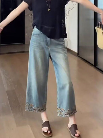 Women Straight Fit Mid-Rise Light Fade Cropped Jeans