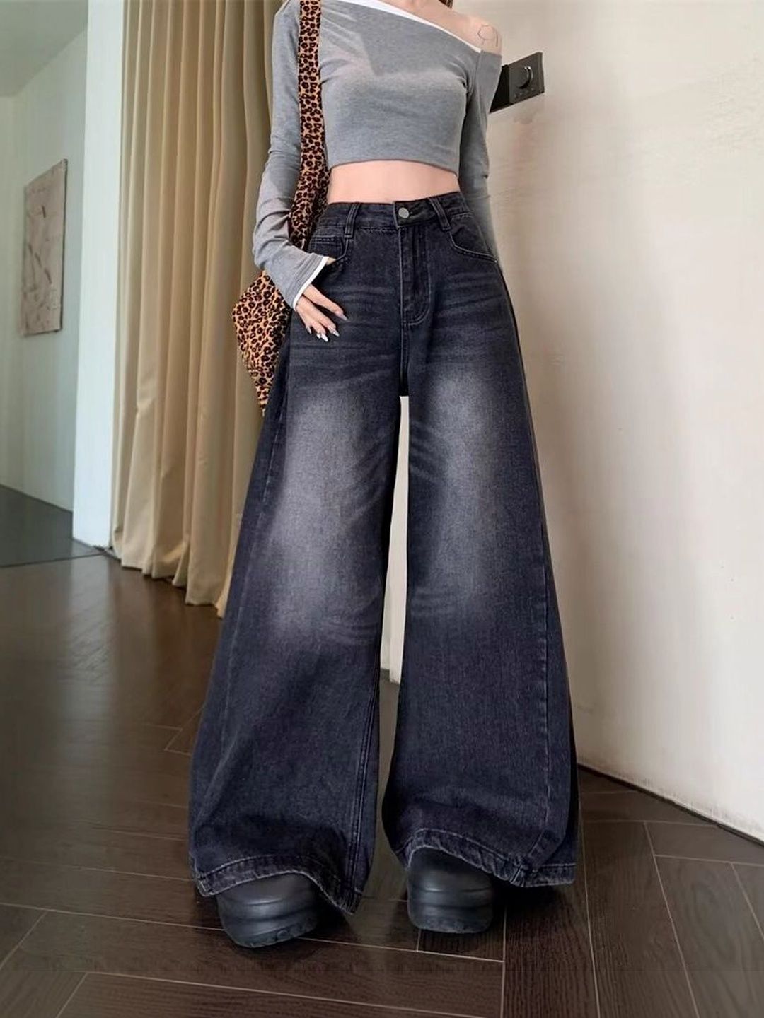 Women Wide Leg Mid-Rise Light Fade Jeans
