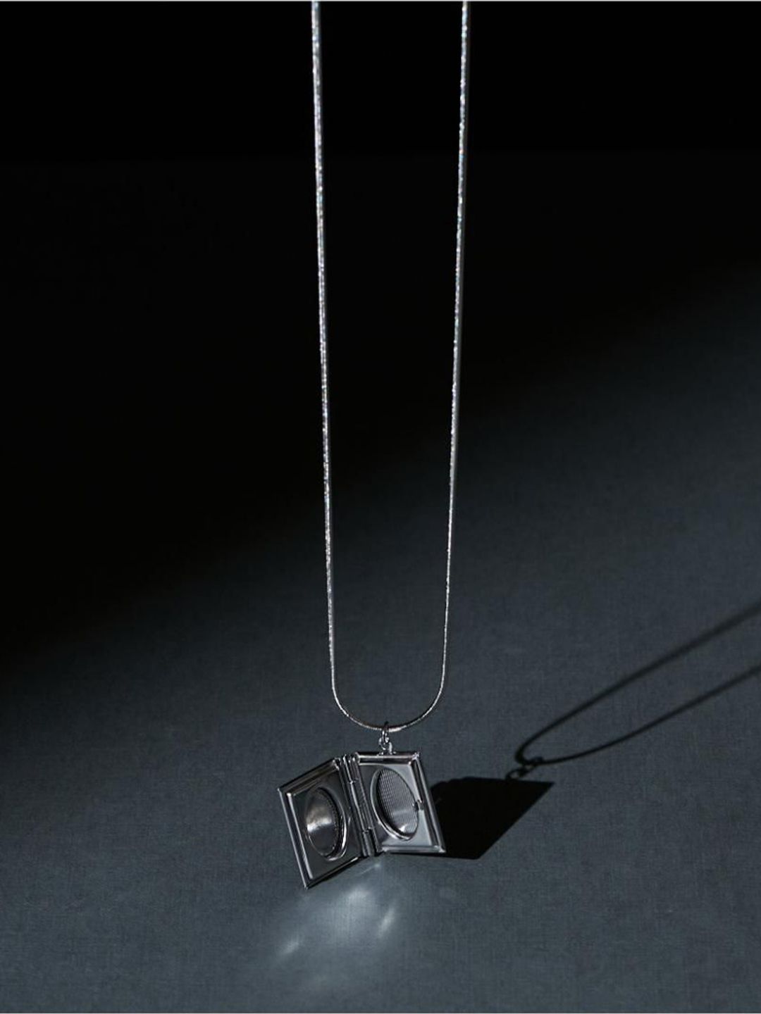 SALTY Stainless Steel Quirky Quasar Openable Silver Pendant Chain