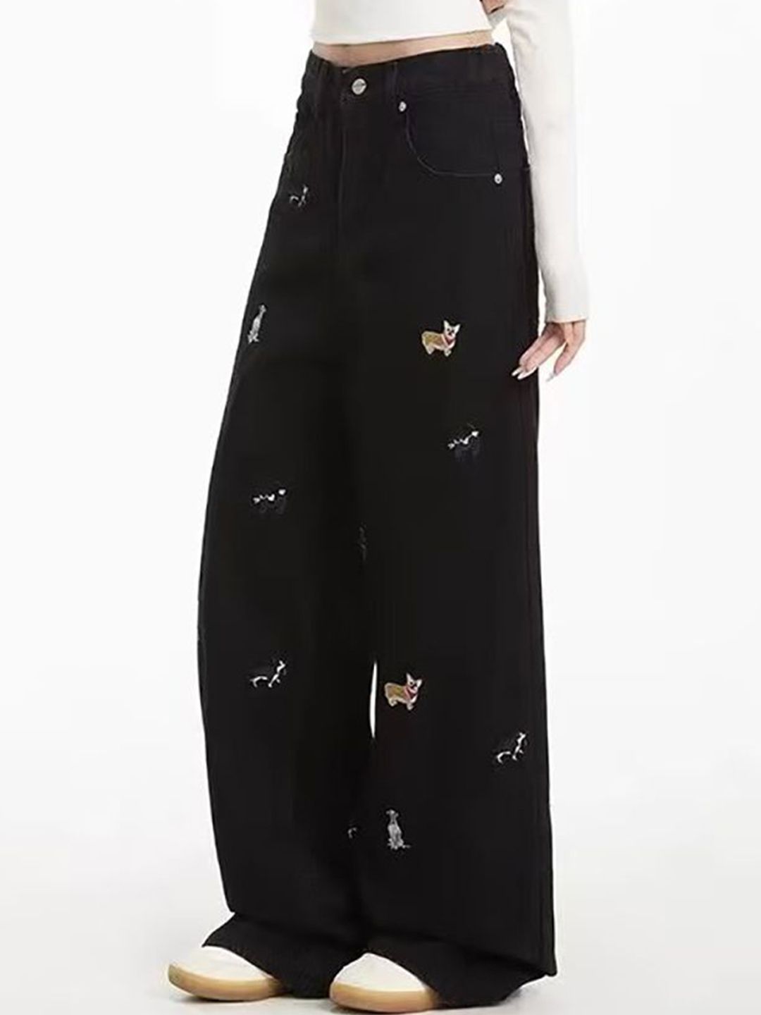 Women Relaxed Fit Light Fade Applique Stretchable Jeans