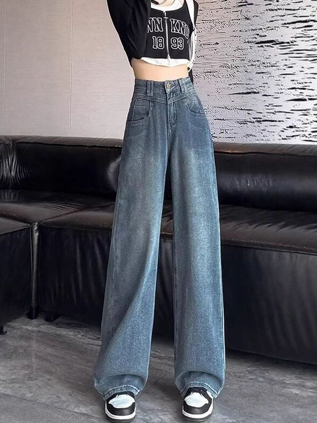 Women Straight Fit Mid-Rise Light Fade Jeans