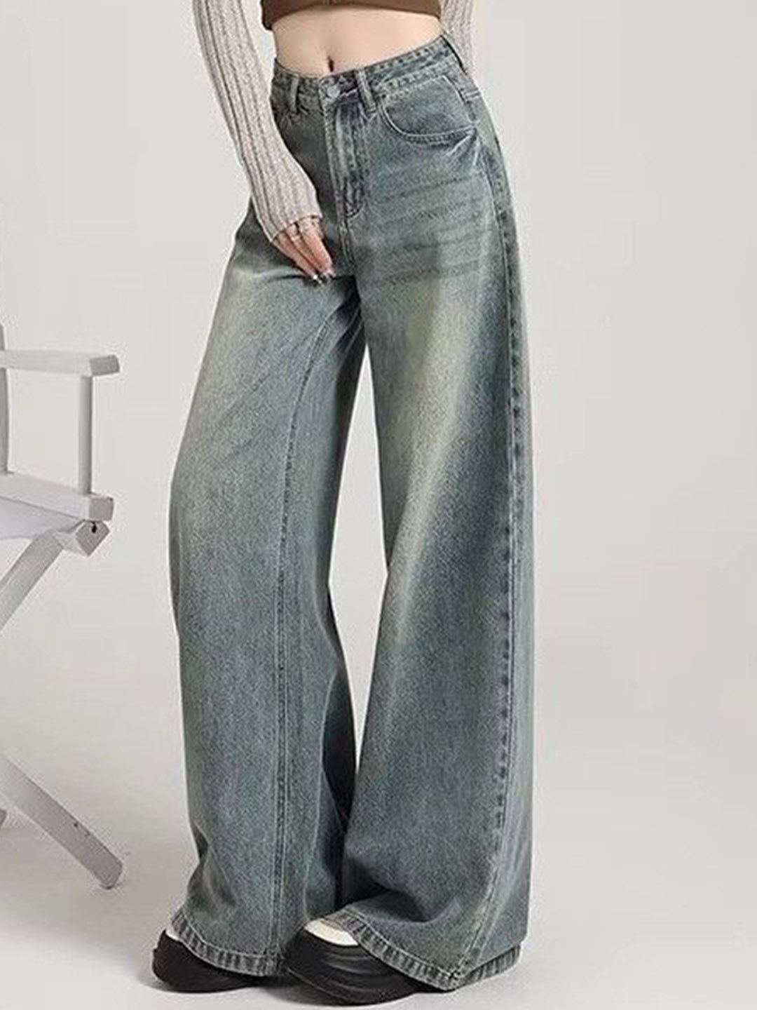 Women Relaxed Fit Mid-Rise Light Fade Jeans
