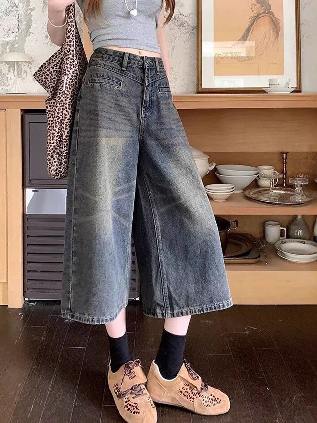 Women Wide Leg Mid-Rise Light Fade Cropped Jeans