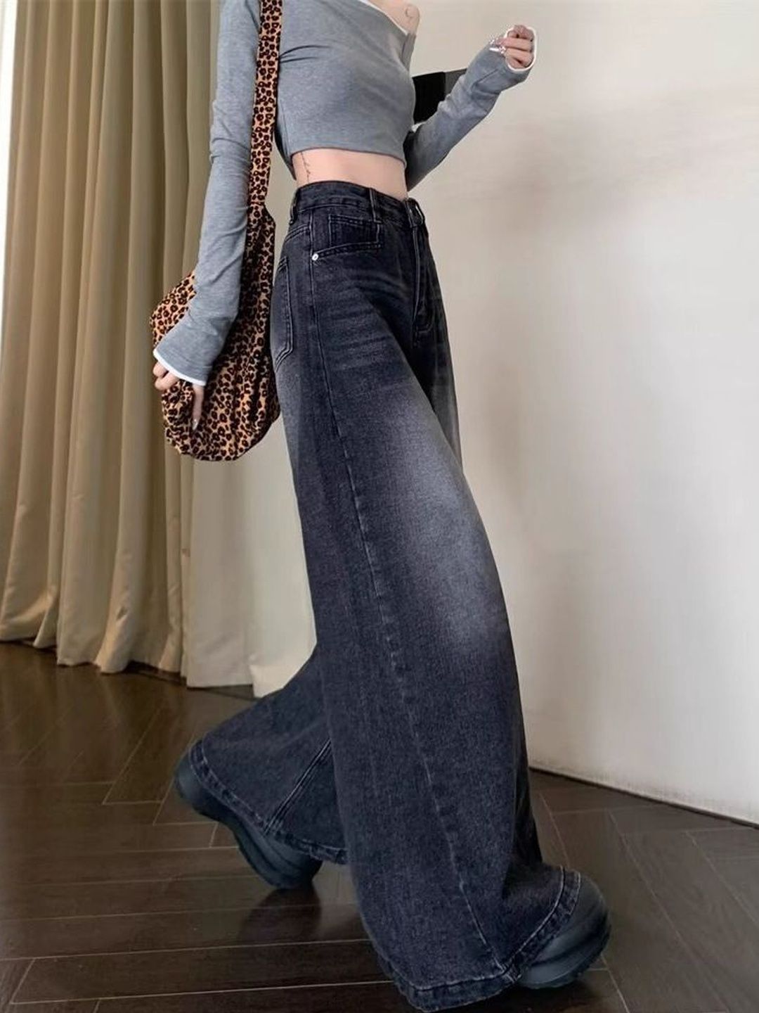 Women Wide Leg Mid-Rise Light Fade Jeans