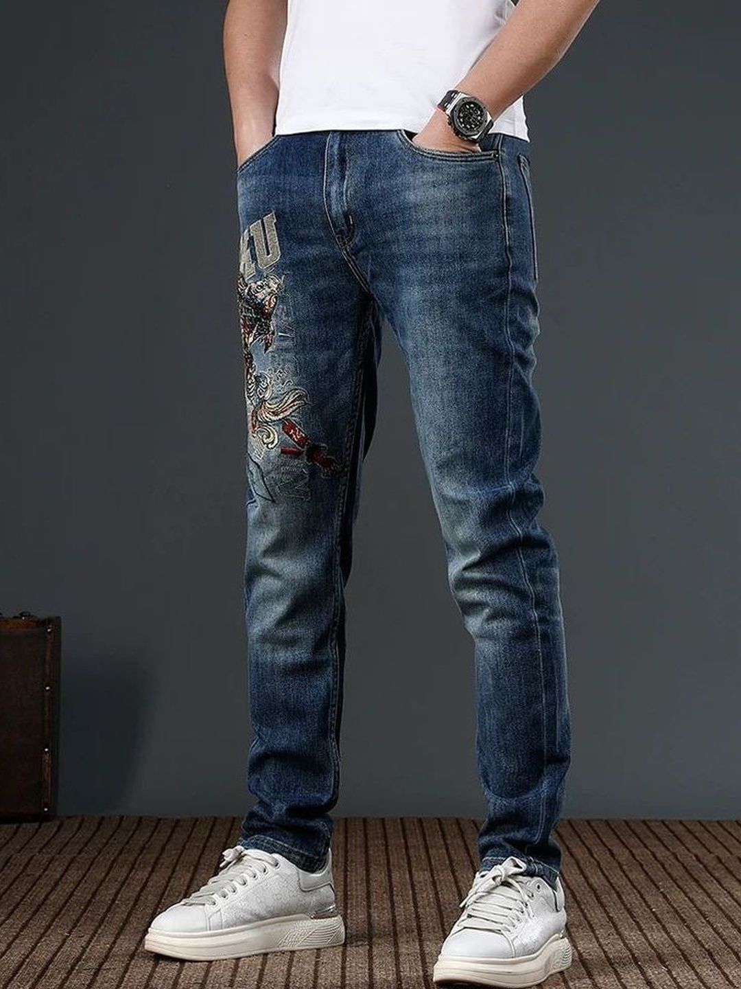 Men Skinny Fit Mid-Rise Light Fade Applique Jeans