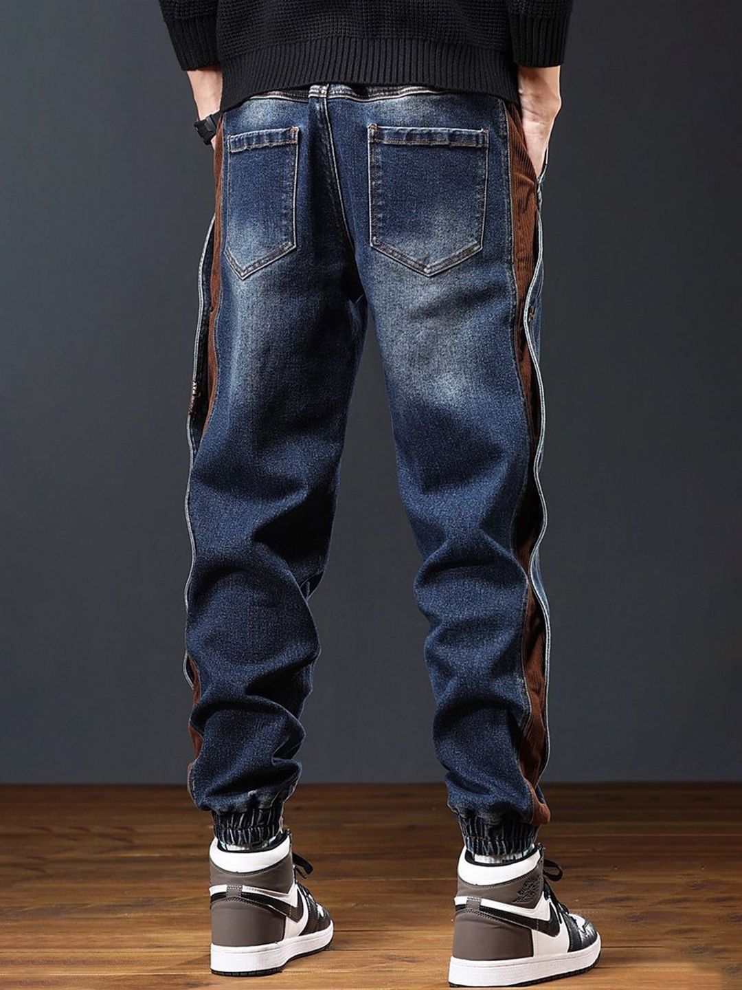 Men Relaxed Fit Mid-Rise Light Fade Jeans