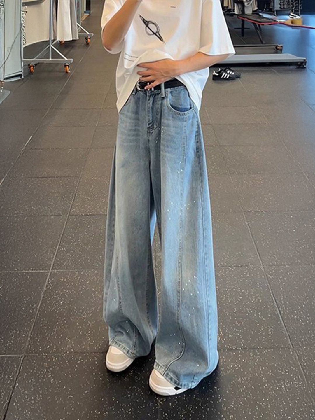 Men Wide Leg Mid-Rise Light Fade Jeans