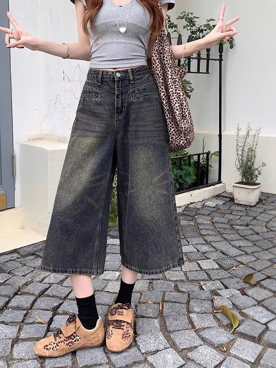 Women Wide Leg Mid-Rise Light Fade Cropped Jeans