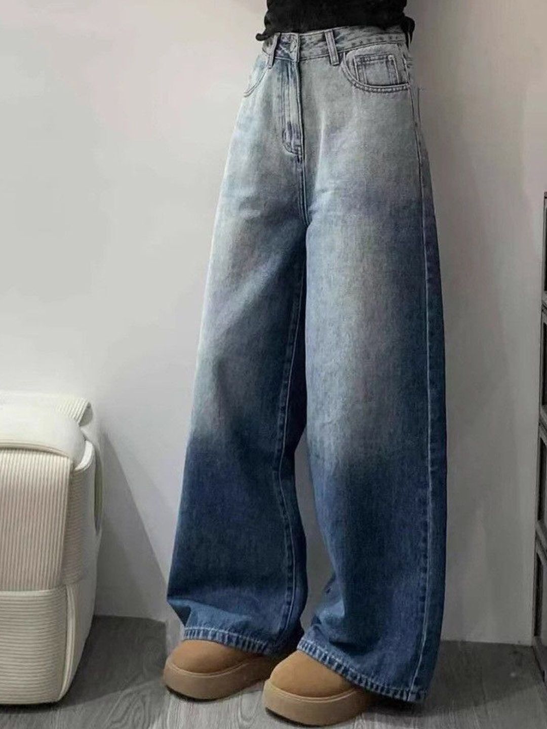 Women Straight Fit Mid-Rise Light Fade Jeans