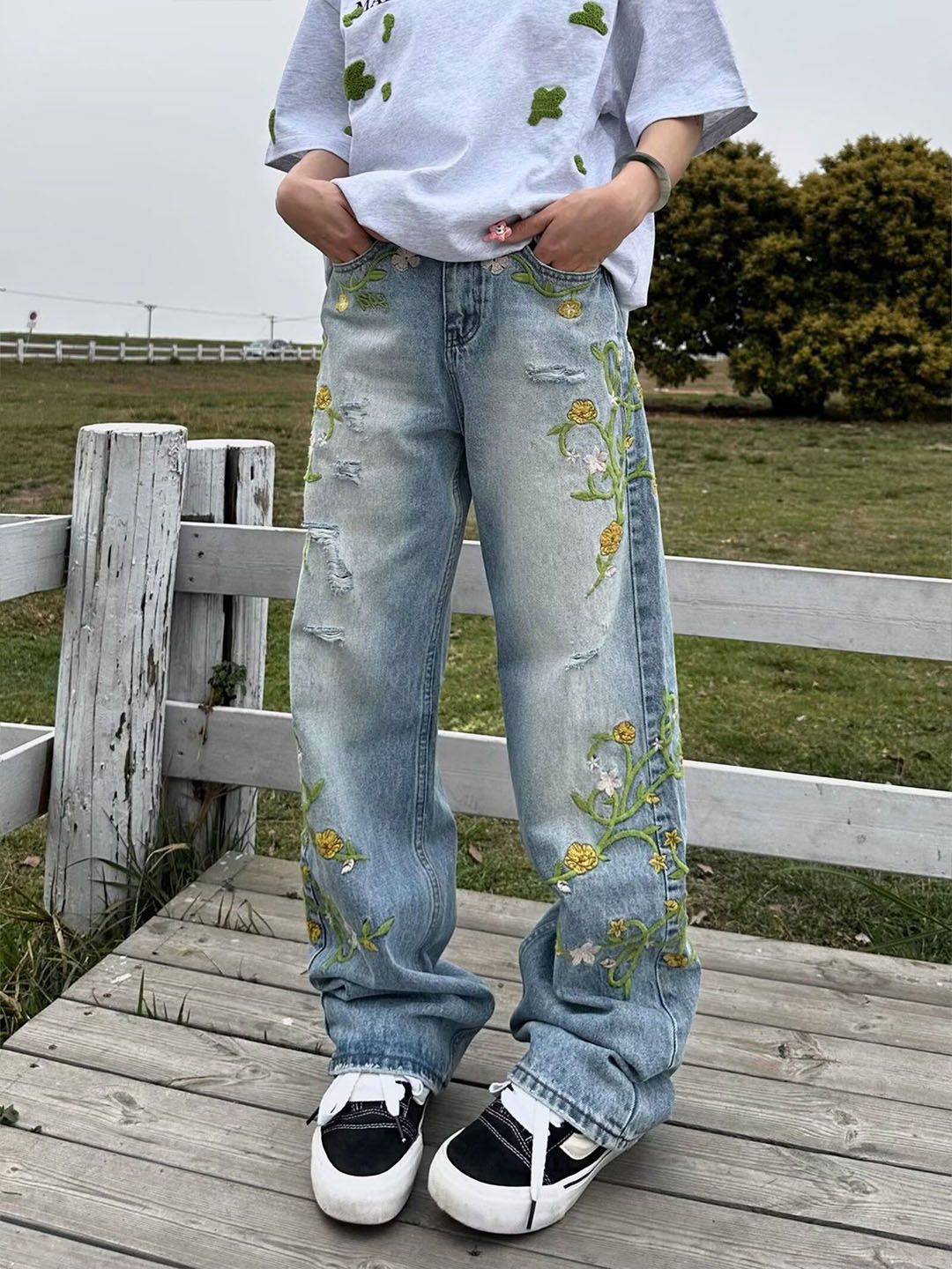 Men Straight Fit Mid-Rise  Distressed Light Fade Embroidered Jeans