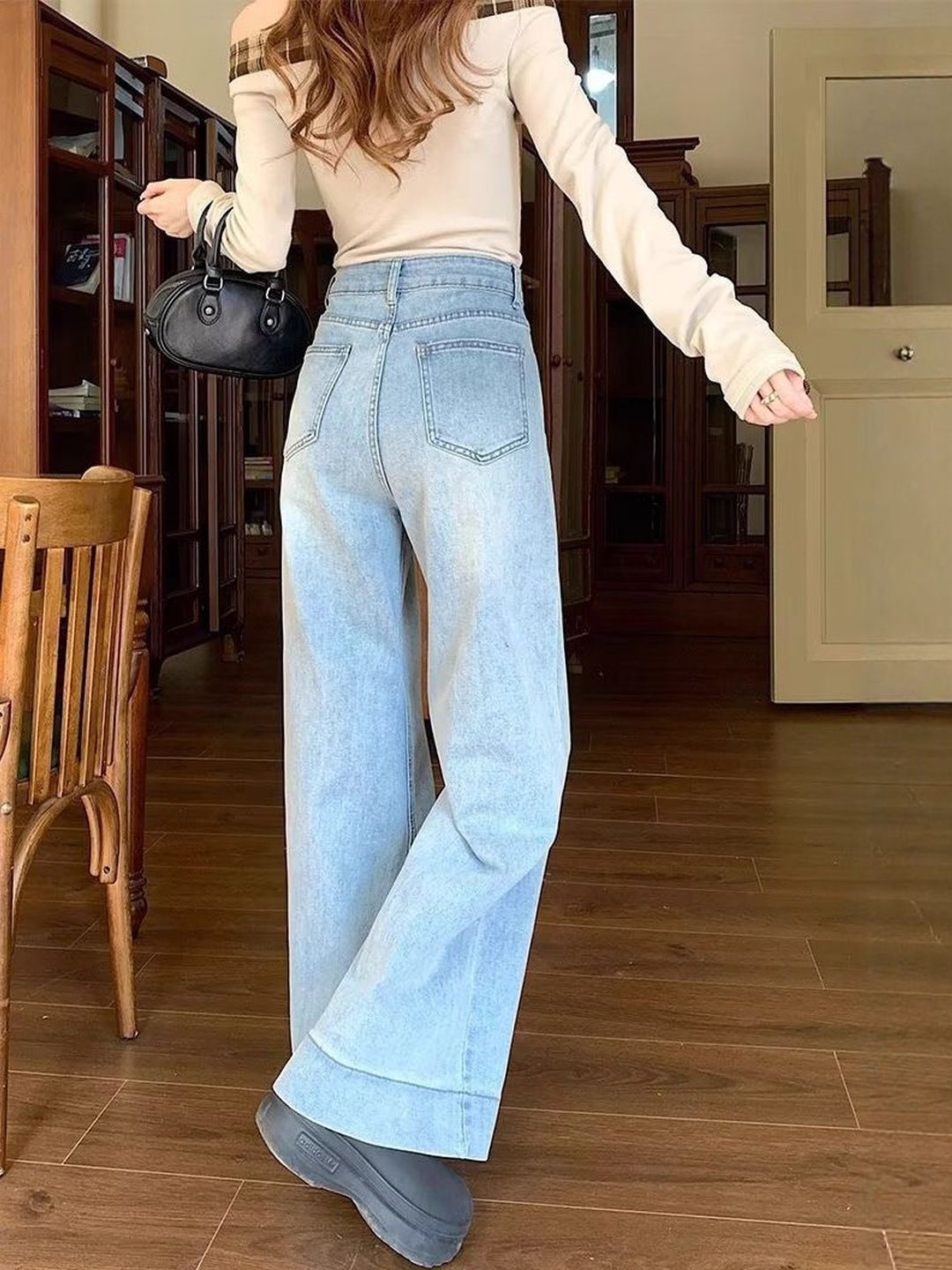 Women Relaxed Fit Mid-Rise Light Fade Jeans