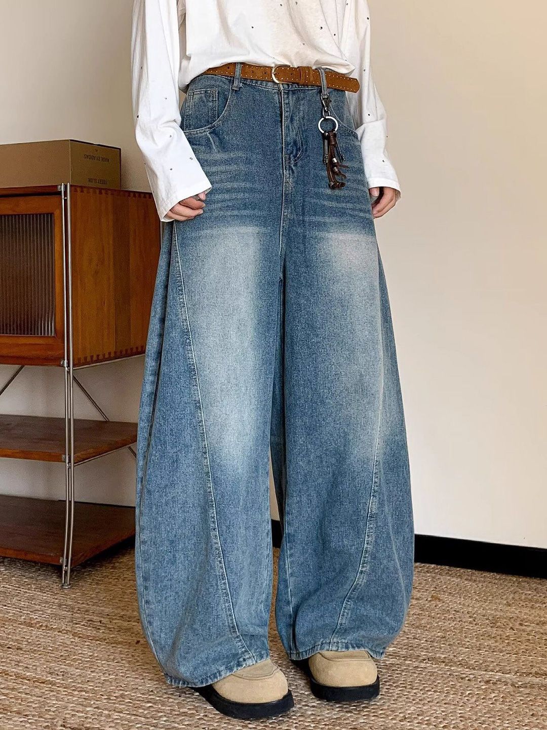 Men Wide Leg Mid-Rise Clean Look Light Fade Jeans